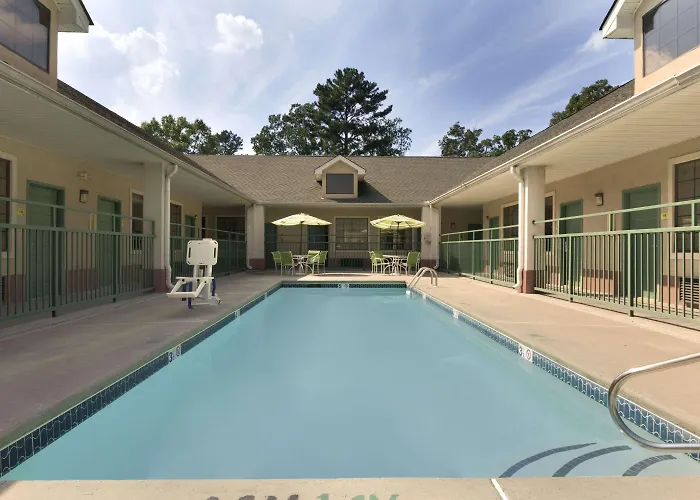 Super 8 By Wyndham Chatsworth/Dalton