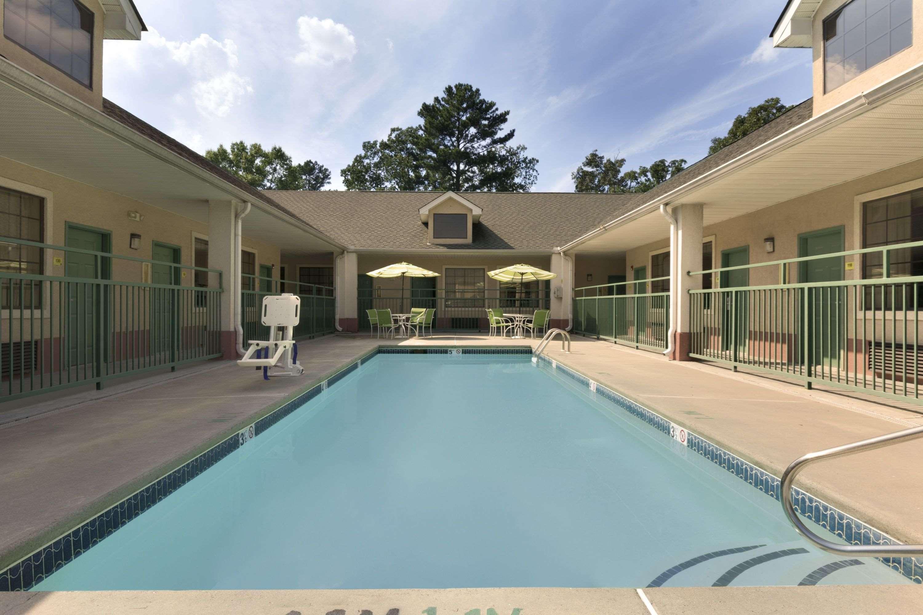 Super 8 By Wyndham Chatsworth/dalton Motel