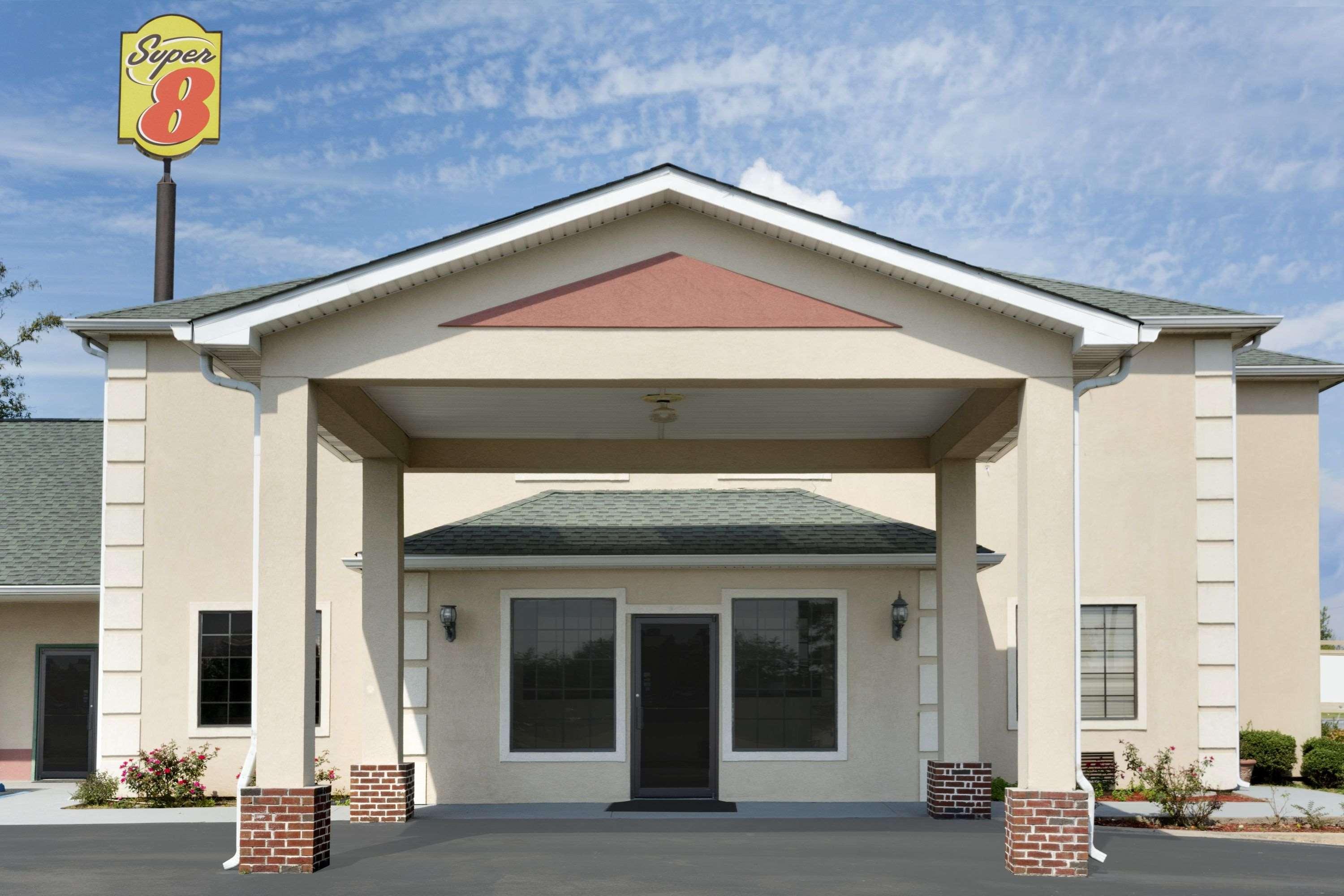 Super 8 By Wyndham Chatsworth/dalton Motel