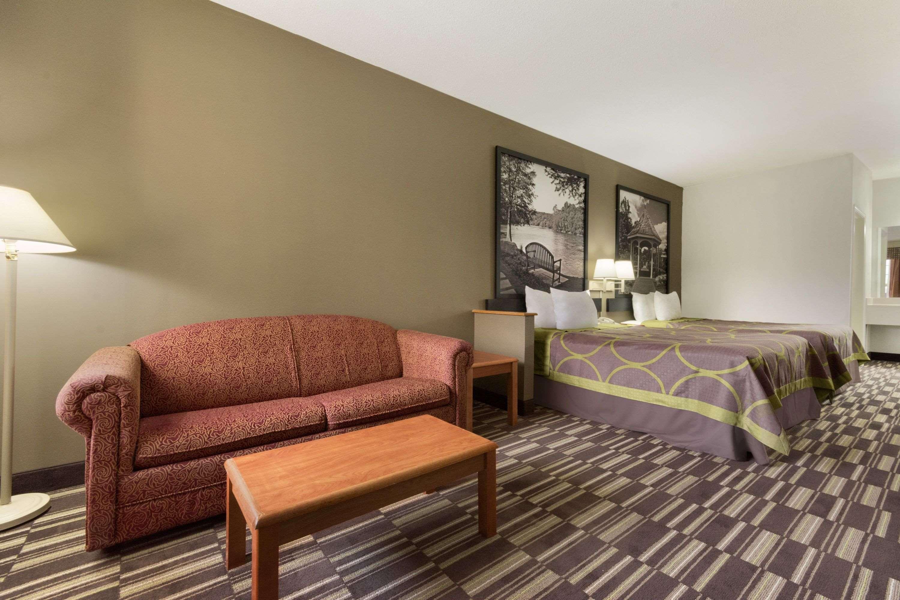 Super 8 By Wyndham Chatsworth/dalton 2*