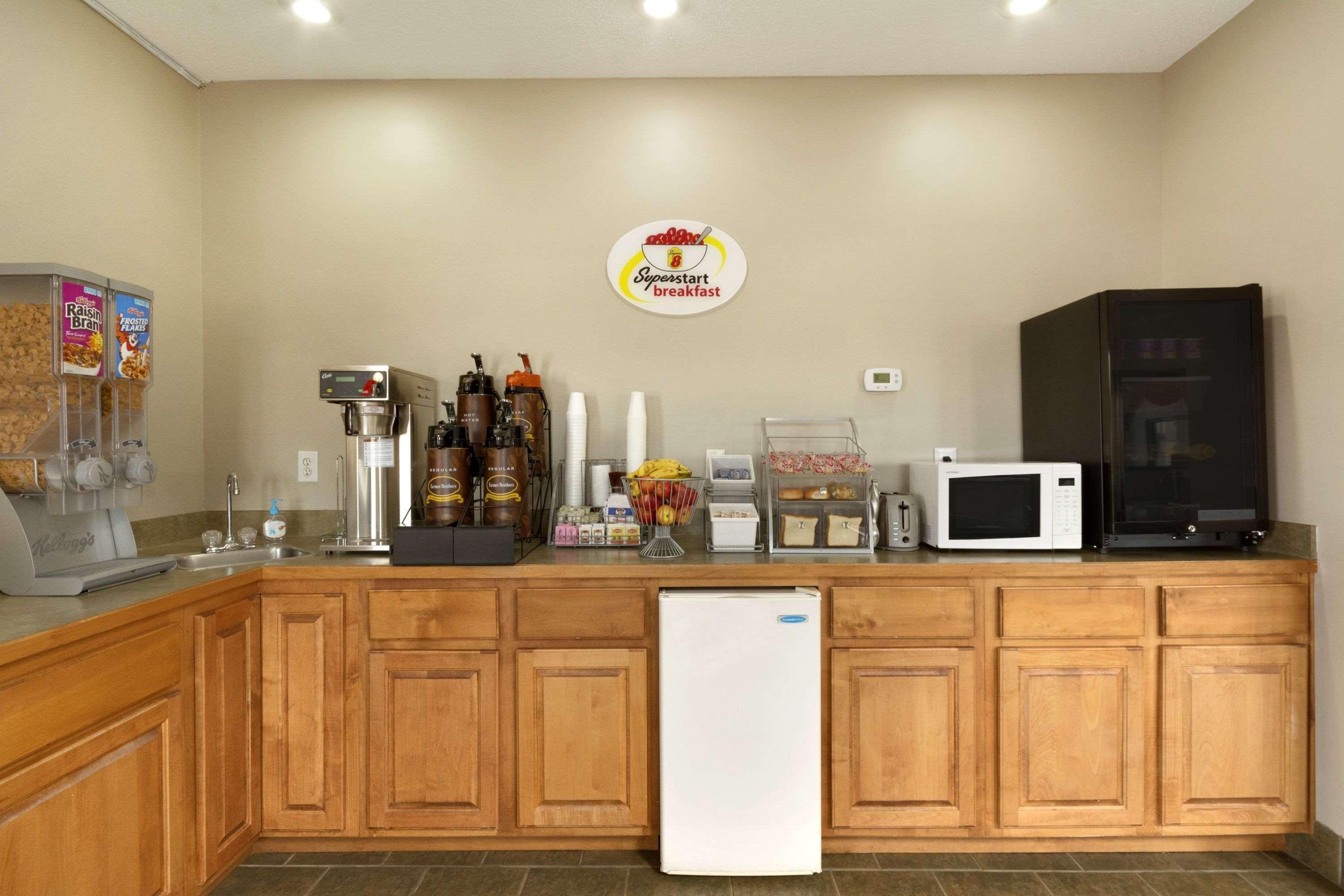 Super 8 By Wyndham Chatsworth/dalton